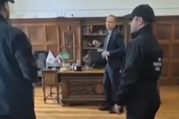 UDARNO! UKP PO NALOGU VJT UŠAO U REKTORAT