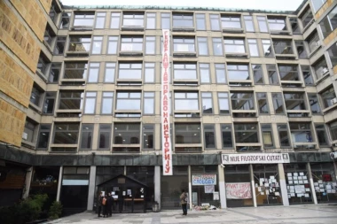 SKANDAL! PLENUMI ISPIRAJU MOZGOVE MLADIMA Ona samo ponavlja: Ja nemam ime i prezime, ja sam medij