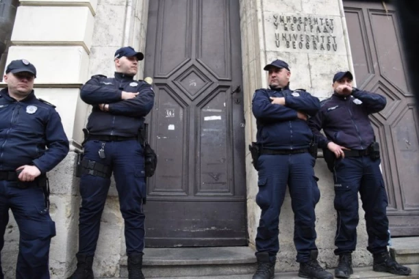 HAOS ISPRED REKTORATA, SITUACIJA JE KRITIČNA: BLOKADERI KRENULI NA KORDON! Nasilnici se brutalno koškaju sa policijom, psuju i pozivaju na PROLIVANJE KRVI! (VIDEO)