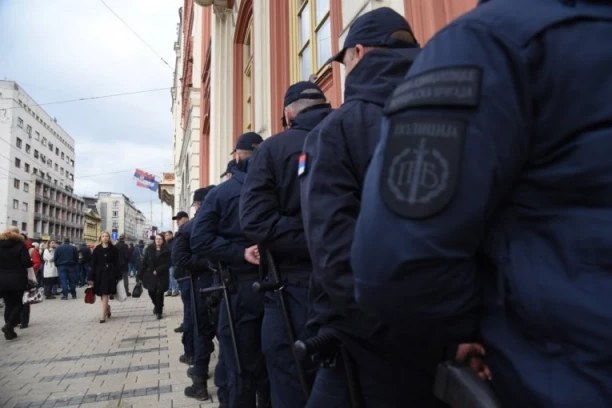 HAOS ISPRED REKTORATA, SITUACIJA JE KRITIČNA I NAPETA: Blokaderi se beskrupulozno koškaju sa policijom