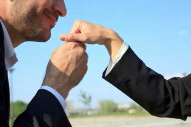 POLJUBAC U RUKU BEZ PRISTANKA JE SE*SUALNI NAPAD! Vrhovni sud doneo odluku koja će podići MNOGO prašine