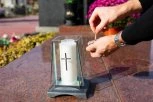 SME LI SVEĆA KOJA SE UGASILA NA GROBU DA SE VRAĆA KUĆI? Sveštenik rešava jednu od najvećih nedoumica vernika