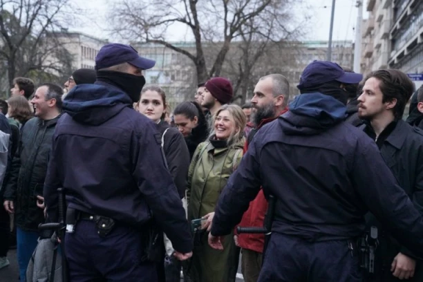 HAOS ISPRED REKTORATA, SITUACIJA JE KRITIČNA I NAPETA: Blokaderi se beskrupulozno koškaju s policijom (VIDEO)