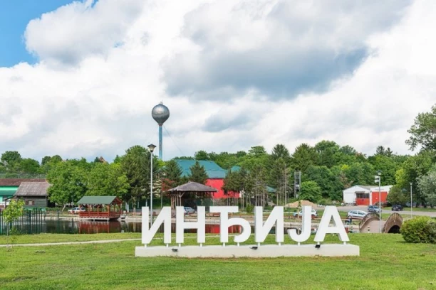 INĐIJA UVELA BESPLATAN PREVOZ ZA SVE GRAĐANE! Stigli novi autobusi! Specijalni minibusevi voze meštane Beške i Čortanovaca direktno do brze pruge! Evo kada je prvi polazak! (FOTO)