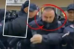 JEZIV SNIMAK NASILJA! Trenutak kada Đokićev blokader udara policajca pesnicom u glavu (VIDEO)