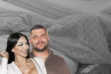 GOLA MAJA SE PREDALA ASMINU: Ispunila mu sve želje ispod pokrivača