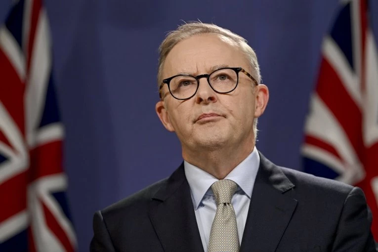 "NAREDNI MESECI MOŽDA NEĆE BITI LAKI!" Zbog rata u Iranu oglasio se premijer koji se retko obraća naciji i POSLAO DRAMATIČNO UPOZORENJE garđanima! (VIDEO)