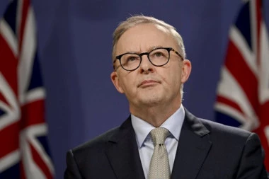 "NAREDNI MESECI MOŽDA NEĆE BITI LAKI!" Zbog rata u Iranu oglasio se premijer koji se retko obraća naciji i POSLAO DRAMATIČNO UPOZORENJE garđanima! (VIDEO)