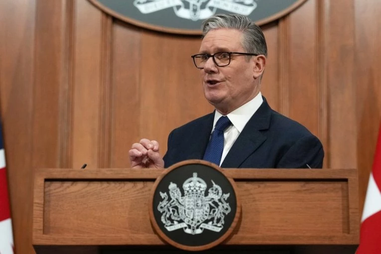 SVAKA MU ČAST AKO SE IZ OVOG IZVUČE: Više od 100 poslanika traži MOMENTALNU OSTAVKU PREMIJERA DRŽAVE