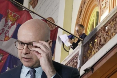 ČIST POLITIČKI GOVOR S BALKONA REKTORATA! Lider SNS Vučević o Đokićevoj zloupotrebi Univerziteta!