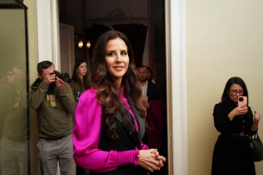 TAMARA VUČIĆ nikad modernija i u Vašingtonu: Ponela unikatnu SUKNJU koja je glavni svetski trend, a stoji joj kao salivena! (FOTO)