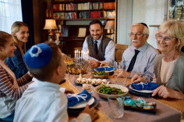 VEČERAS POČINJE PASHA: Evo kako Jevreji oslave svoj veliki praznik, koje običaje čuvaju vekovima i koja jela krase prazničnu trpezu