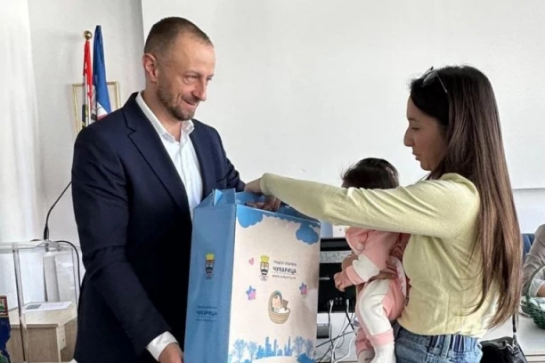 Čukarica daruje najmlađe sugrađane bebi-paketima!