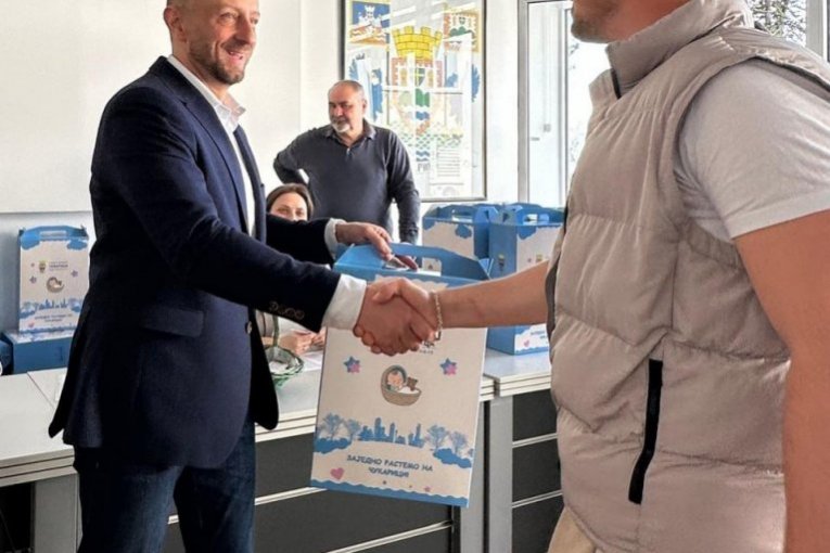 Opština Čukarica dodelia bebi-pokete