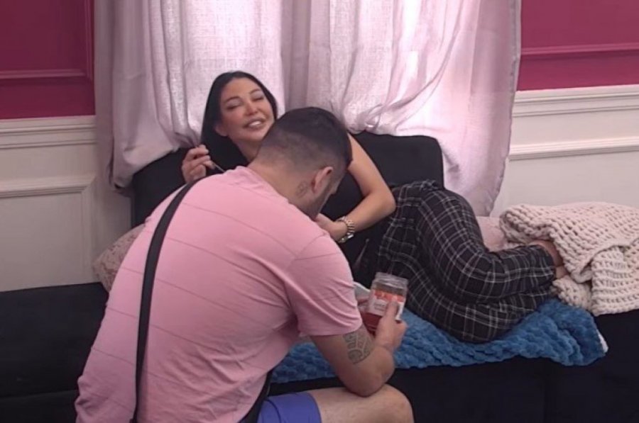 "PROGUTAJ, SREĆO MOJA!" Jedna kamera NAHVATALA AKCIJU Maju i Asmina na delu - sve odradili na GARNITURI (VIDEO)