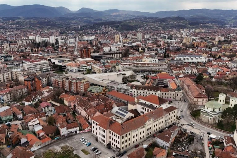 PANELI ZA SVETLIJU BUDUĆNOST: Fondacija Mozzart donirala solarnu elektranu Gimnaziji u Čačku