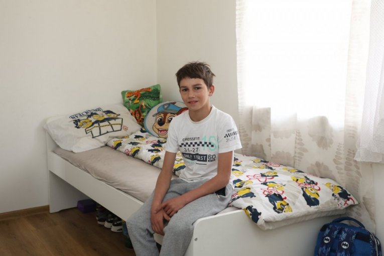 Dule u svojoj sobikoju konačno ima