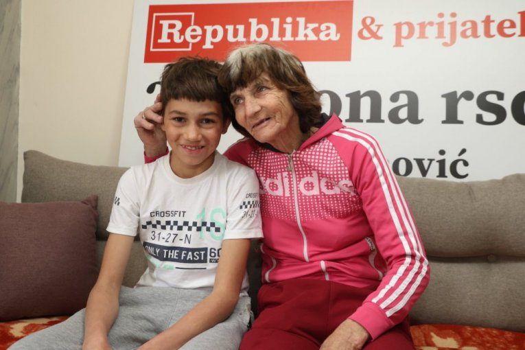 U zagrljaju bake je najlepše