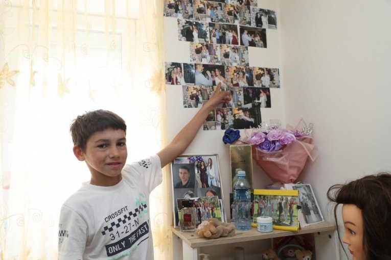 Dušan pokazuje fotografiju svoje seke