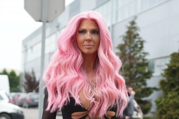 KUĆNI SNIMAK JELENE KARLEUŠE OBJAVLJEN! Bez trunke veša zapalila mreže, snimala se dok se mazi, pa otkrila ŠTA JE DRŽI BUDNOM!