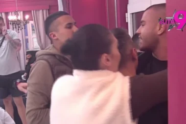 ZBOG BRUTALNE TUČE HITNO PREKINUT PROGRAM, ASMINA JEDVA IZVUKLI IZ KANDŽI POBESNELOG UČESNIKA: Rusvaj zbog Majine ljubomore!