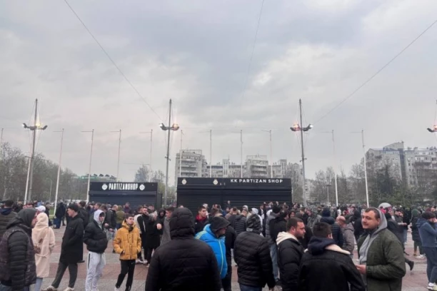 NI KIŠA IM NE MOŽE NIŠTA! Gužva ispred Beogradske arene pred derbi - DELIJE STIGLE DA PODRŽE KLUB (VIDEO)