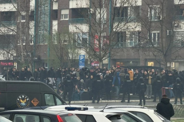 "VRELO" ISPRED ARENE: Pogledajte korteo grobara pred derbi - reagovala i policija (VIDEO)