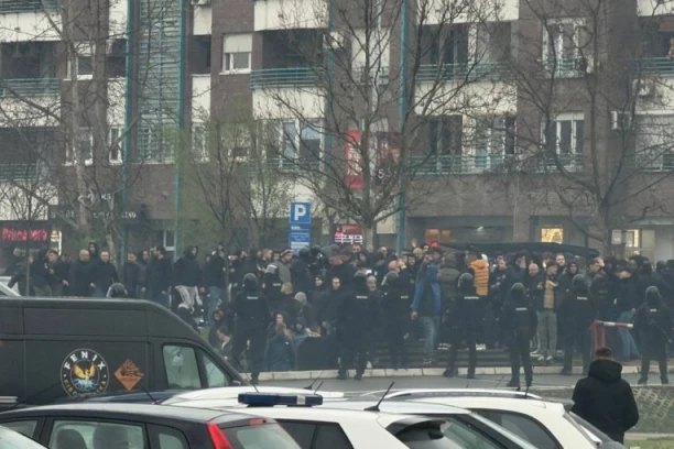 "VRELO" ISPRED ARENE: Pogledajte korteo grobara pred derbi - reagovala i policija (VIDEO)