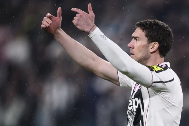 KONAČNO! Vlahović saopštio saigračima odluku gde će igrati naredne sezone!