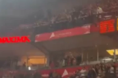 HAOS U ARENI: Grobari zasipaju bakljama i petardama, ne obaziru se na decu (VIDEO)