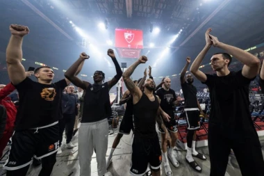 LUDNICA! Nezapamćeno slavlje košarkaša Partizana i grobari posle pobede u derbiju (VIDEO)