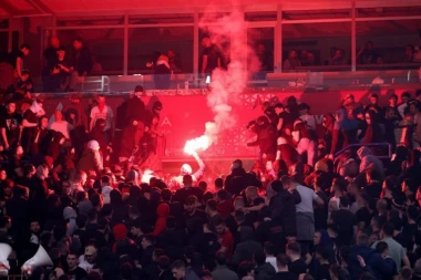 LETELE BAKLJE I KANTE: Pogledajte tuču navijača iz Arene iz novog ugla (VIDEO)