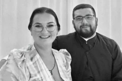 TROJE DECE PREŽIVELO NESREĆU! Ovo su sveštenik Nenad Mitrić i njegova supruga Nedeljka, koji su stradali u Novom Selu kod Dervente!