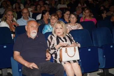 SVAKOG DANA JU JE IZNOVA OSVAJAO VANVREMENSKIM POTEZIMA! Ove detalje braka Slavice Đukić Dejanović i njenog supruga Ranka niko nije znao! (FOTO)