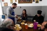 TAMARA VUČIĆ SA BESKUĆNICIMA I VOLONTERIMA STARATELJSTVA: Poseta crkvenoj kuhinji i onima kojima je pomoć najpotrebnija  (FOTO)