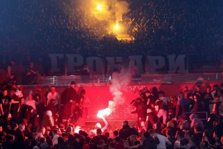 DELIJE I GROBARI, DOKLE, BRE, VIŠE: Incidenti u Areni umalo nisu upropastili derbi (VIDEO)