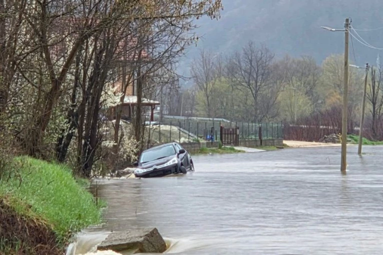 RAZORNA BUJICA GUTA SVE PRED SOBOM! Sela nestaju pod vodom, mostovi i putevi UNIŠTENI: STRAHUJE SE OD VELIKOG BROJA ŽRTAVA! (VIDEO)