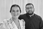 NEDELJA DAN ŽALOSTI ZBOG POGIBIJE MITRIĆA! Mladi sveštenik i njegova supruga stradali u stravičnoj nesreći, za sobom ostavili troje male dece!