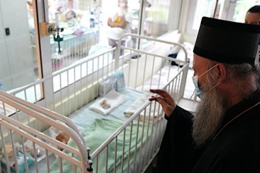 SUSRET KOJI SE NE ZABORAVLJA - DECA U BOLNIČKIM SOBAMA DOBILA NEOČEKIVANOG GOSTA: Ono što je patrijarh Porfirije uradio mnoge je dirnulo (FOTO)