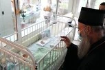 SUSRET KOJI SE NE ZABORAVLJA - DECA U BOLNIČKIM SOBAMA DOBILA NEOČEKIVANOG GOSTA: Ono što je patrijarh Porfirije uradio mnoge je dirnulo (FOTO)