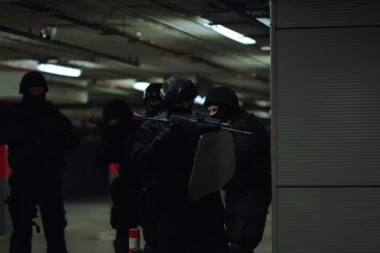 VISOKI POLICIJSKI ZVANIČNIK BIO CILJ PAKLENOG NAPADA: Bomba sakrivena u skuteru, sprečeno JEZIVO KRVOPROLIĆE kod poslovnog centra (VIDEO)