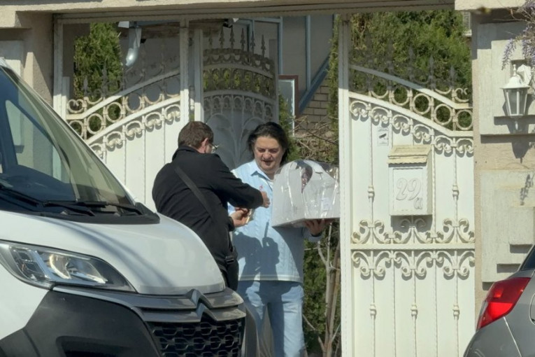 Kemiš preuzima pošiljku