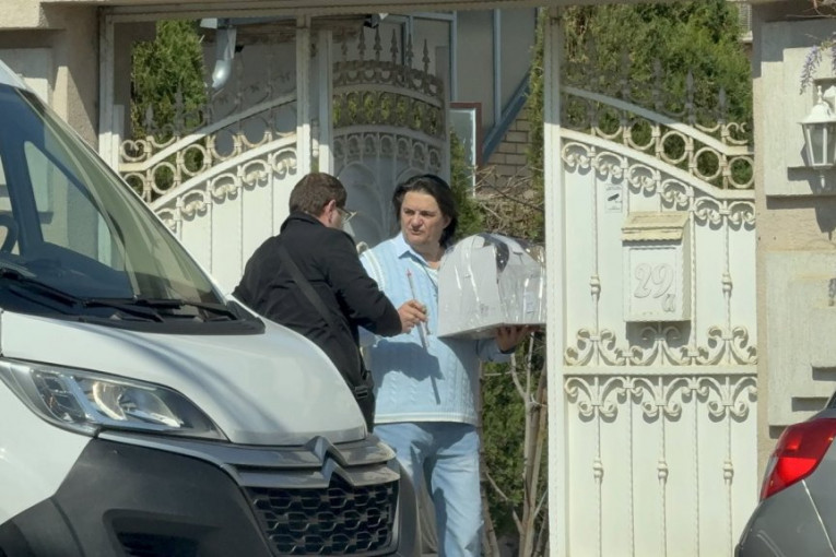 Kemiš preuzima pošiljku