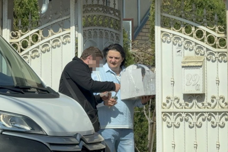 Kemiš preuzima pošiljku