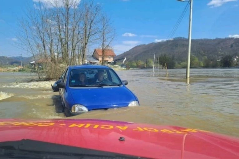 "PRIZOR JE BIO UŽASAN" Drama u selu kod Požege, vozilo se zaglavilo u vodi na putu usled poplava! Morava nadošla preko metar i po, putnici u PANICI dozivali pomoć! (FOTO, VIDEO)