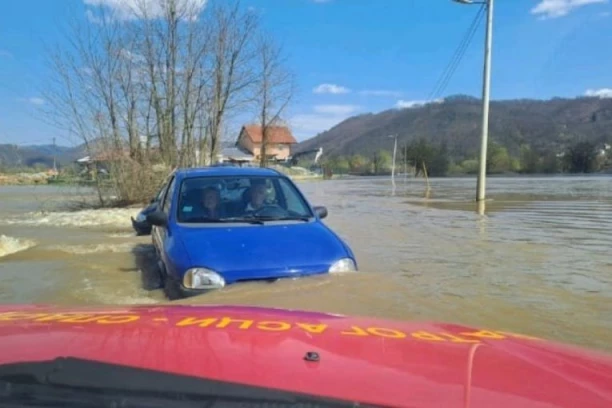 "PRIZOR JE BIO UŽASAN" Drama u selu kod Požege, vozilo se zaglavilo u vodi na putu usled poplava! Morava nadošla preko metar i po, putnici u PANICI dozivali pomoć! (FOTO, VIDEO)