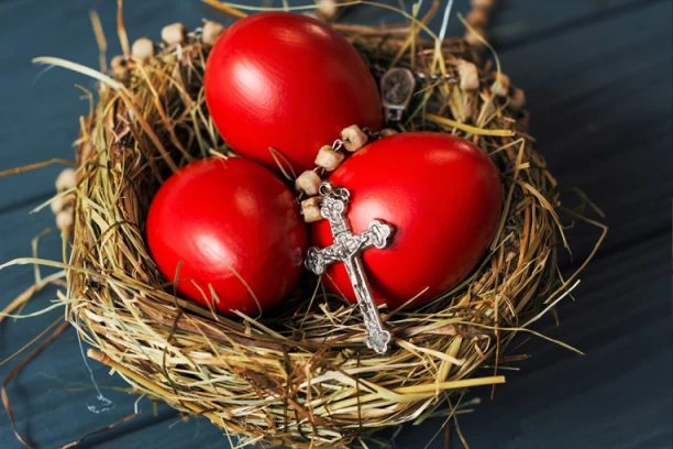 ZAŠTO SU VASKRŠNJA JAJA U MANASTIRIMA I HRAMOVIMA DRUGAČIJA: Ovo je tajna crvene boje koju savremene farbe ne mogu da ponove