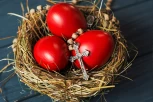 ZAŠTO SU VASKRŠNJA JAJA U MANASTIRIMA I HRAMOVIMA DRUGAČIJA: Ovo je tajna crvene boje koju savremene farbe ne mogu da ponove