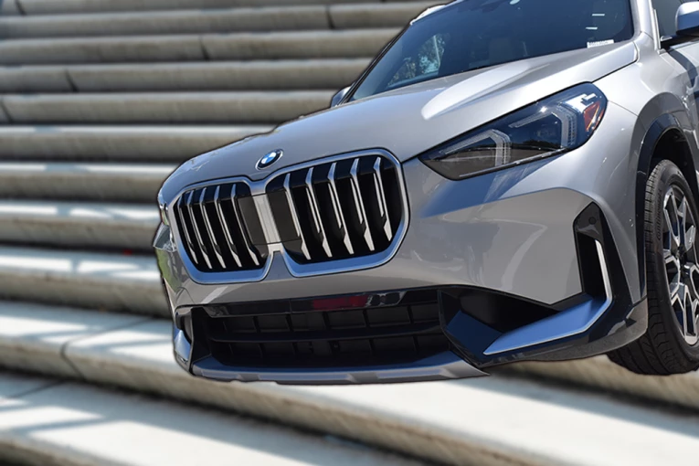 KAKO JE OVO USPEO?! Automobil "parkiran" na stepenicama u Kruševcu - vozač pokušao da prođe, pa zapeo! (VIDEO)