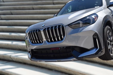 KAKO JE OVO USPEO?! Automobil "parkiran" na stepenicama u Kruševcu - vozač pokušao da prođe, pa zapeo! (VIDEO)